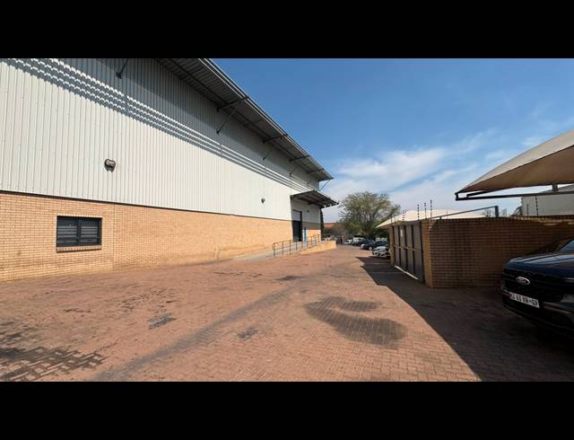 500M² WAREHOUSE TO LET IN LINBRO PARK